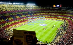 开云官方网站_詹姆斯场均献神作！飞身抢断迅如闪电 滑翔暴扣力压两人震撼全场